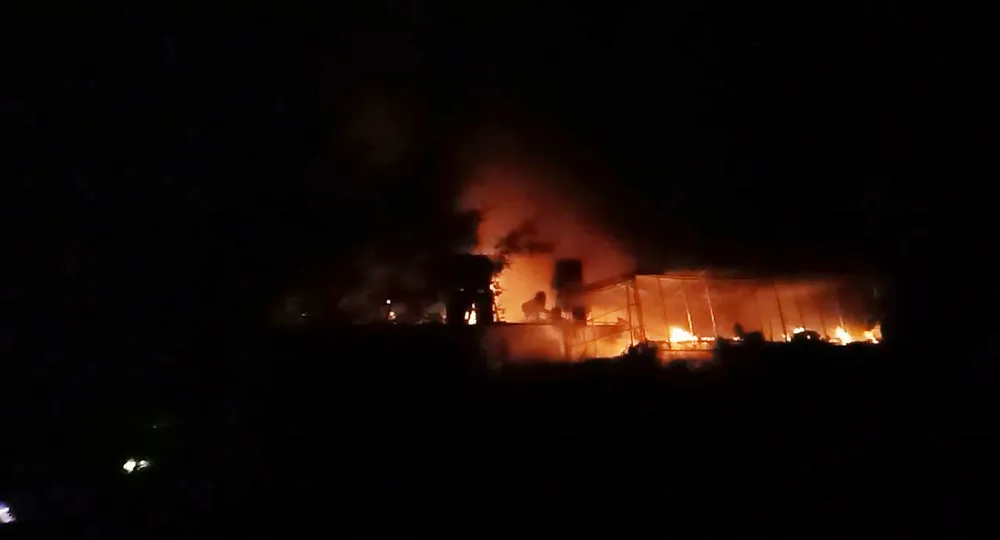 CLIP: Ba nhà dân ở Hà Tĩnh bị cháy rụi trong đêm ảnh 1