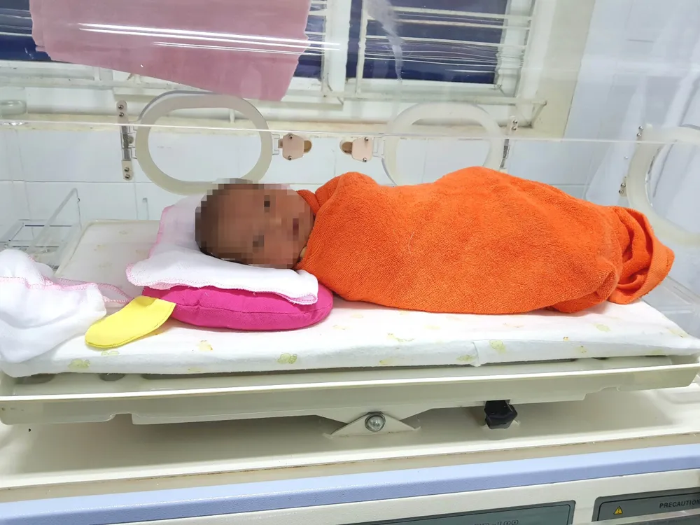 Một bé gái sơ sinh nặng 3kg bị bỏ rơi tại bệnh viện  ảnh 1