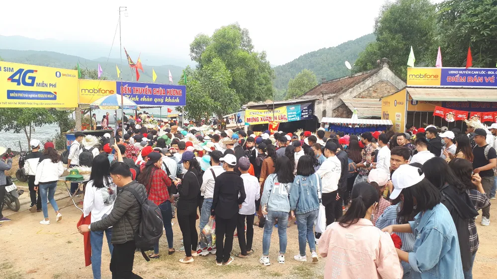 Ngày khai hội chùa Hương Tích thu hút đông đảo du khách ảnh 4