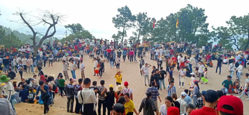 Ngày khai hội chùa Hương Tích thu hút đông đảo du khách ảnh 1