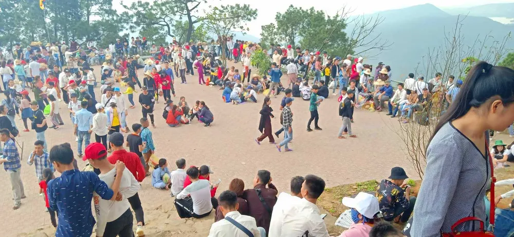 Ngày khai hội chùa Hương Tích thu hút đông đảo du khách ảnh 9