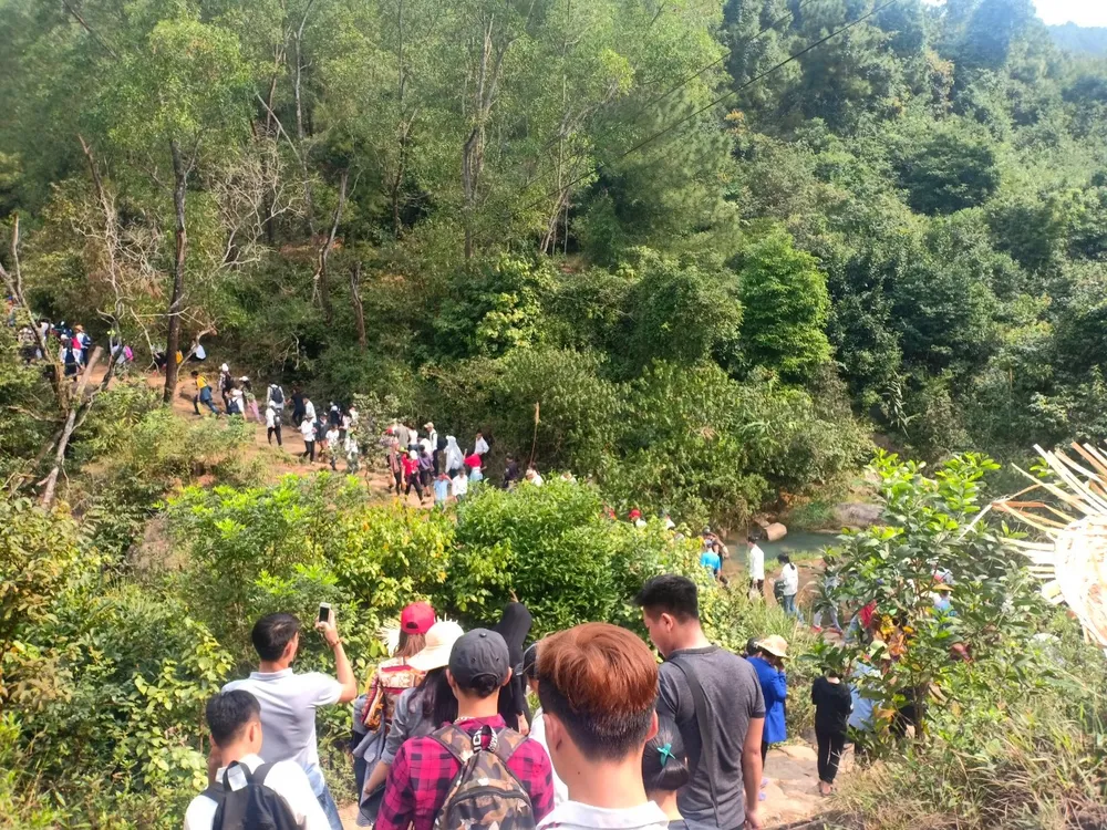 Ngày khai hội chùa Hương Tích thu hút đông đảo du khách ảnh 7