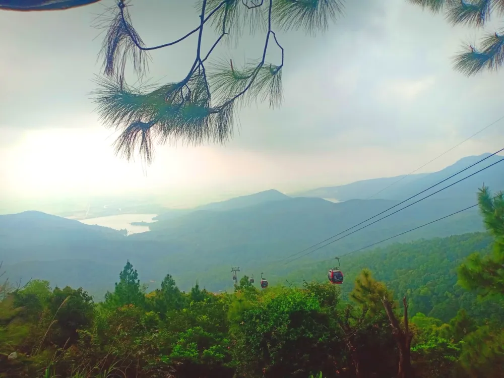 Ngày khai hội chùa Hương Tích thu hút đông đảo du khách ảnh 2