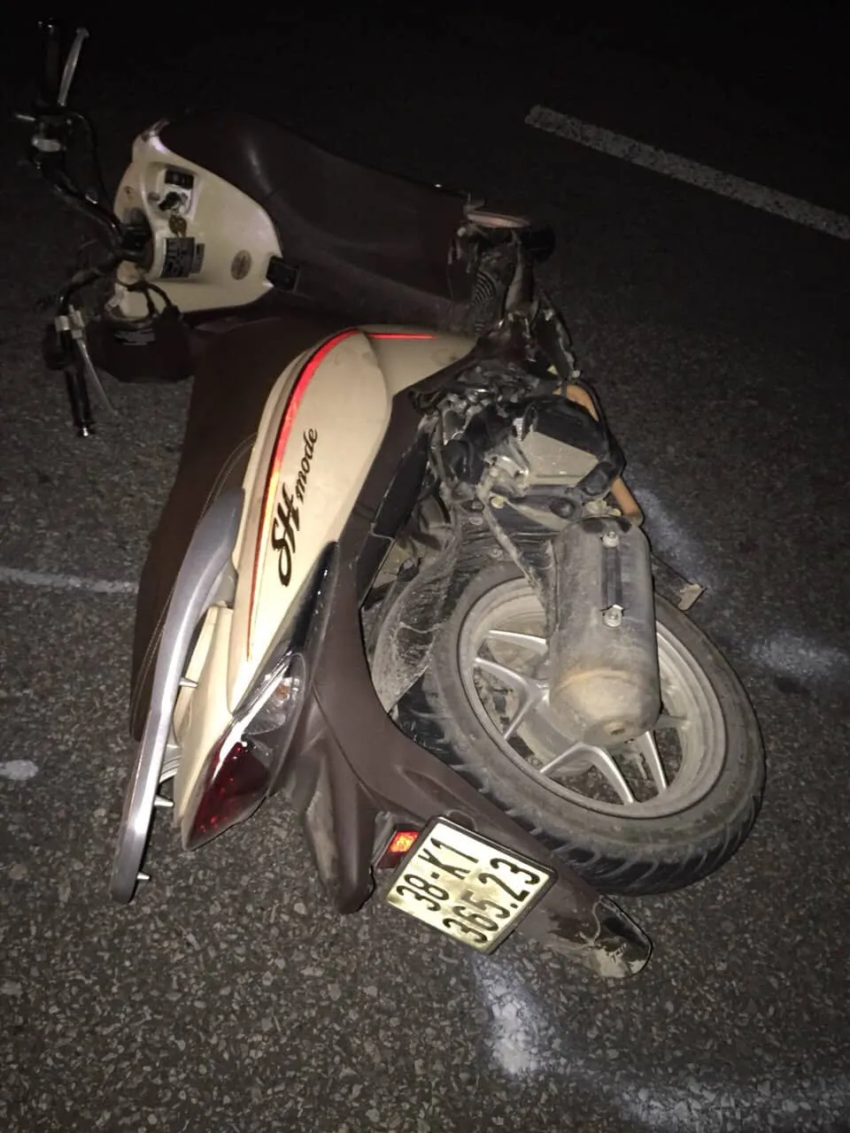 Đâm vào đuôi xe ô tô tải, 3 người tử vong ảnh 1