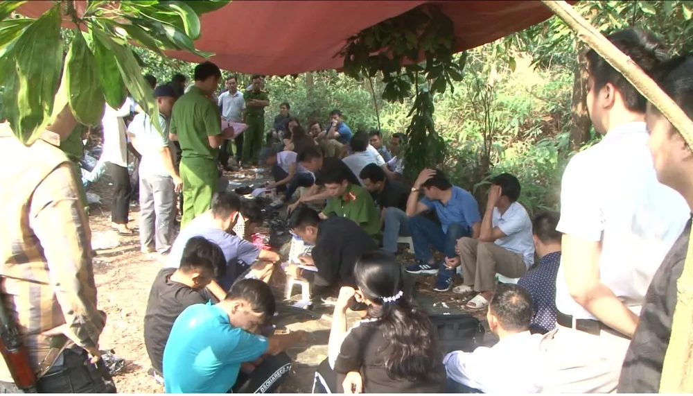 Các đối tượng tham gia đánh bạc tại hiện trường