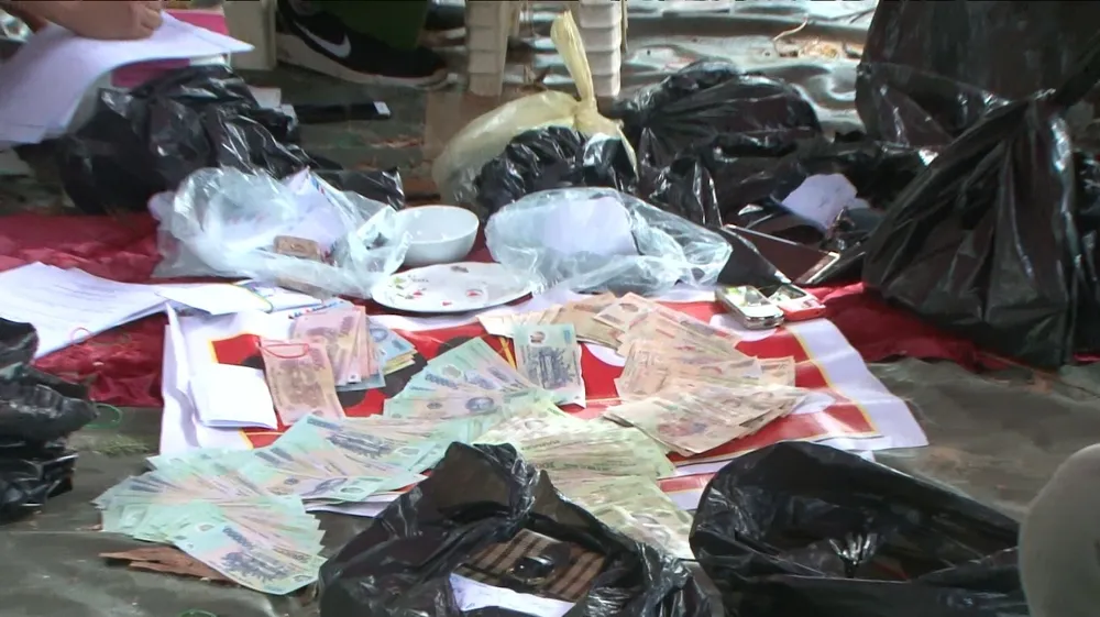 Triệt phá sới bạc trên núi, thu giữ hàng trăm triệu đồng ảnh 1