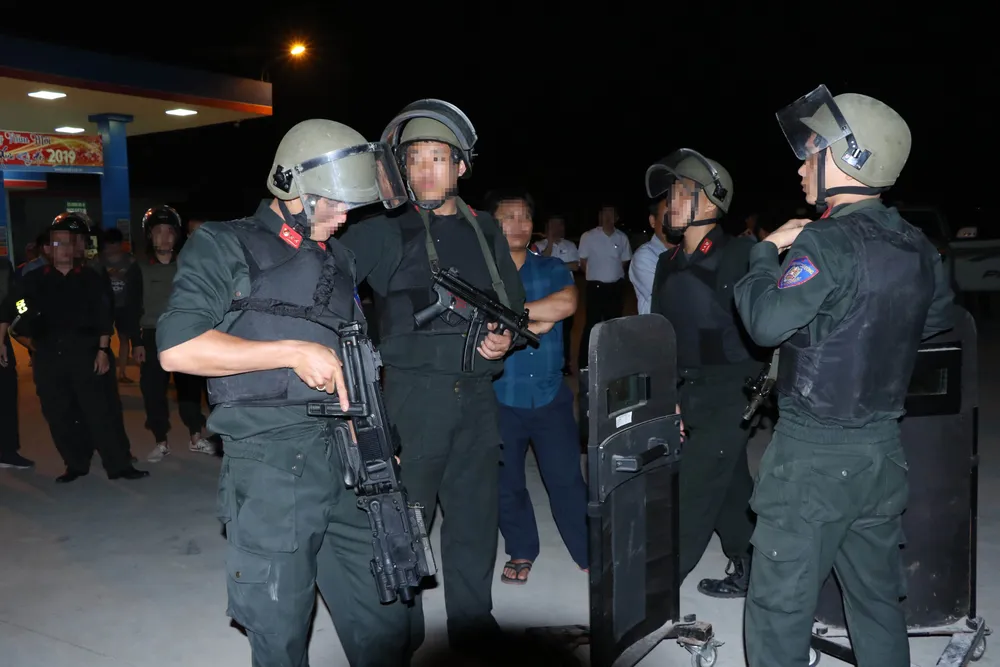 Vụ ôm súng cố thủ trong ô tô, thêm một đối tượng ra đầu thú sau khi lẩn trốn lên rừng ảnh 8