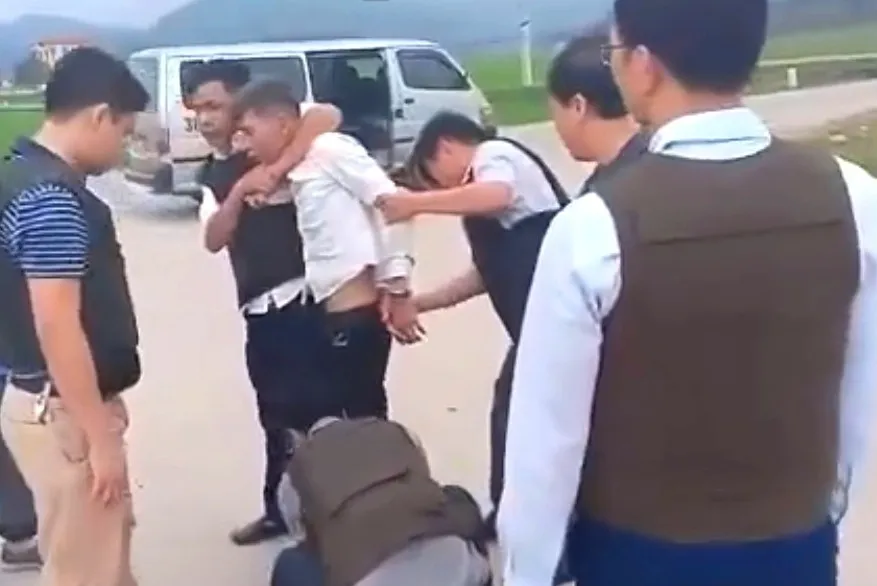 Vụ ôm súng cố thủ trong ô tô, thêm một đối tượng ra đầu thú sau khi lẩn trốn lên rừng ảnh 3