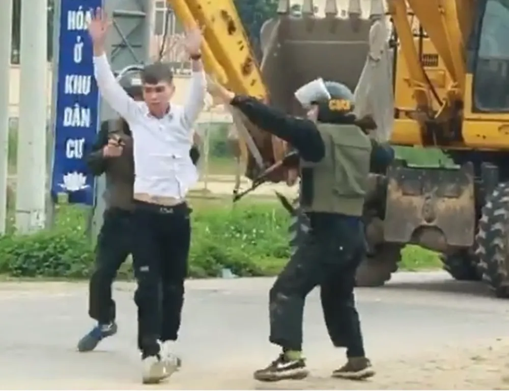 Vụ ôm súng cố thủ trong ô tô, thêm một đối tượng ra đầu thú sau khi lẩn trốn lên rừng ảnh 2