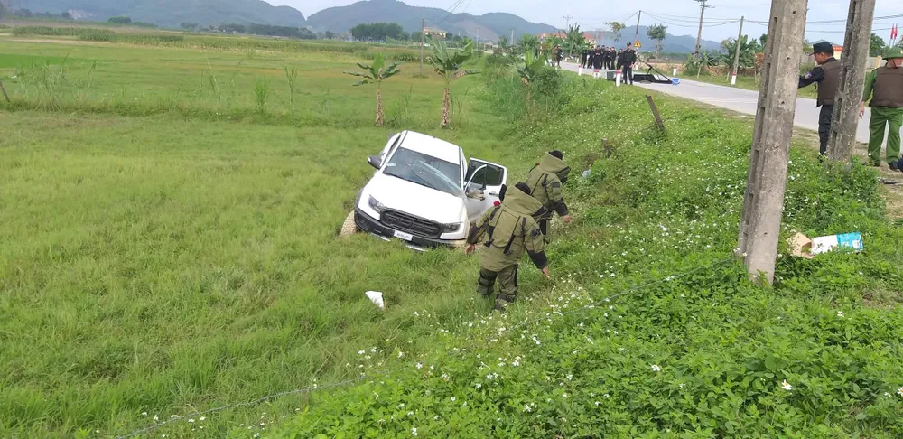 Tìm thấy khẩu súng ngắn, dao, lựu đạn của nhóm đối tượng cố thủ trong xe ô tô ảnh 3