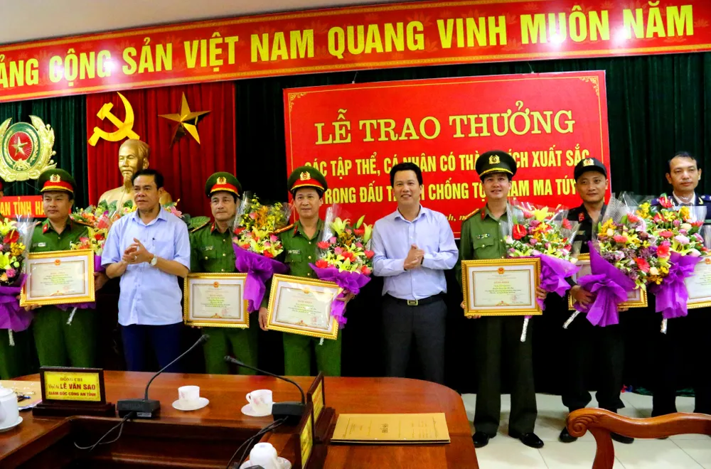 Khen thưởng các đơn vị triệt phá đường dây ma túy xuyên quốc gia ảnh 1