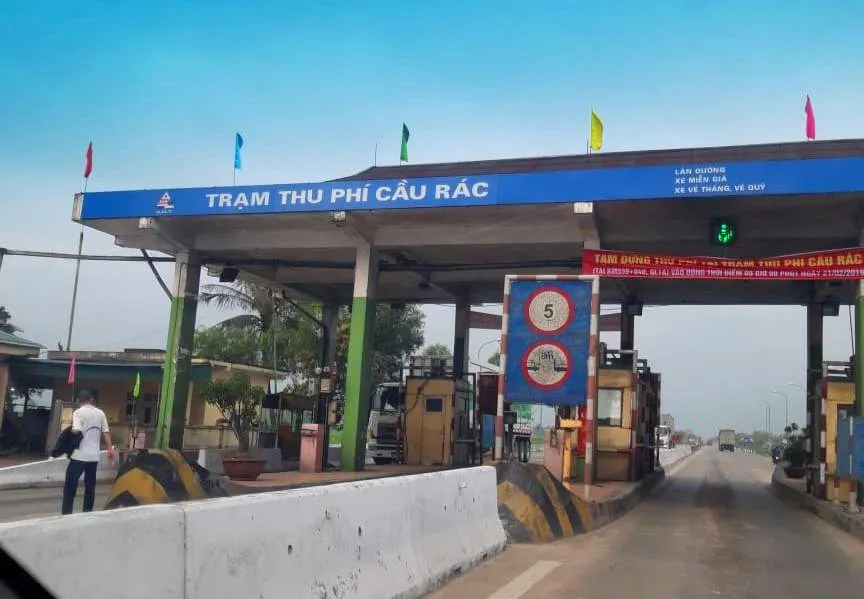 Sáng nay đã tạm dừng thu phí trạm Cầu Rác Hà Tĩnh ảnh 1
