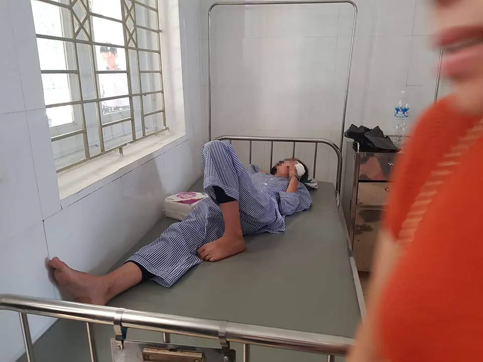 Học sinh Bùi Ng. Q. A. được điều trị tại bệnh viện