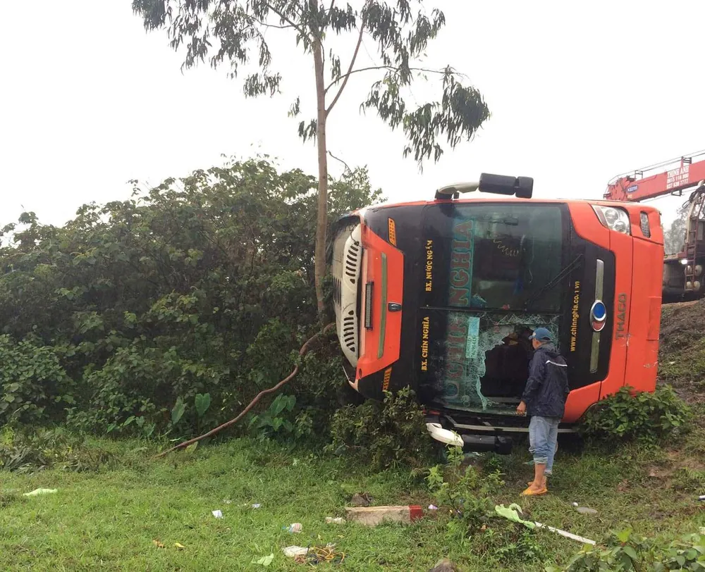 Xe khách né xe tai nạn, bị lật nghiêng, nhiều hành khách may mắn thoát nạn ảnh 2