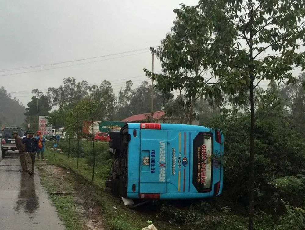 Xe khách né xe tai nạn, bị lật nghiêng, nhiều hành khách may mắn thoát nạn ảnh 1