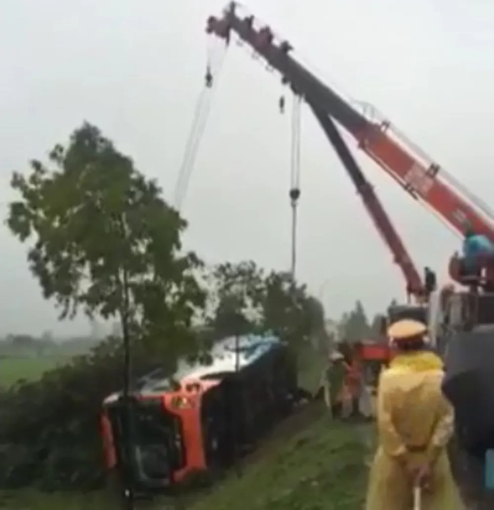 Xe khách né xe tai nạn, bị lật nghiêng, nhiều hành khách may mắn thoát nạn ảnh 4