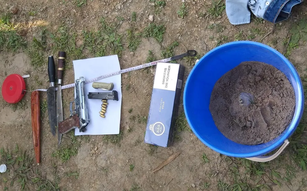 Khởi tố đối tượng vận chuyển ma túy, ôm súng, lựu đạn cố thủ trong ô tô ảnh 1