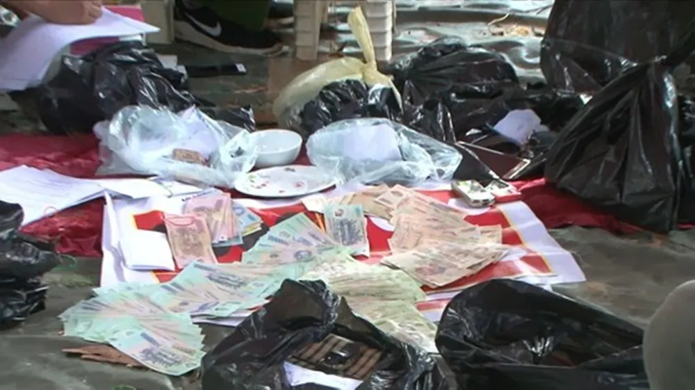 Khởi tố các đối tượng trong vụ đánh bạc tại đồi Trạng Nẹo ảnh 1