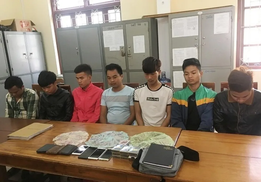 Các đối tượng cùng tang vật tại cơ quan Công an. Ảnh Công an Hà Tĩnh cung cấp