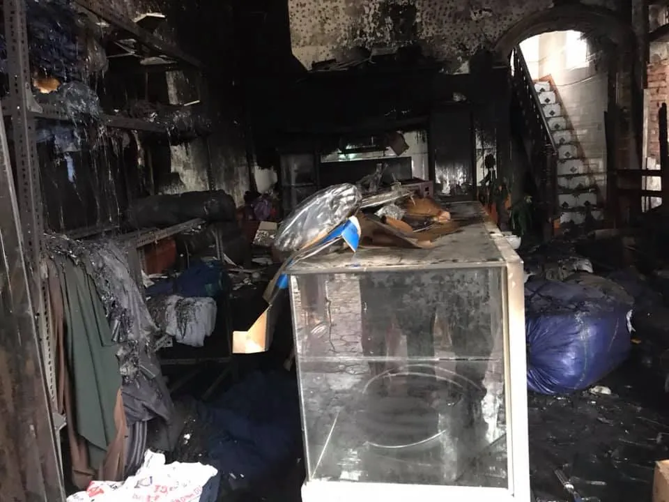 Cháy lớn xưởng làm lốp, nhiều tài sản cùng ô tô bị thiêu rụi ảnh 3