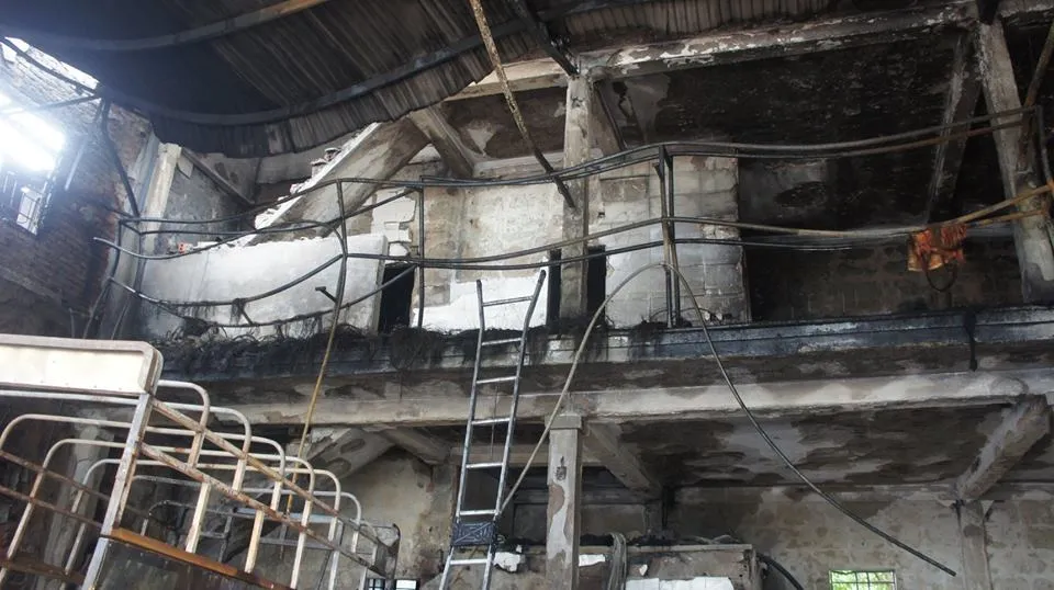 Cháy lớn xưởng làm lốp, nhiều tài sản cùng ô tô bị thiêu rụi ảnh 1