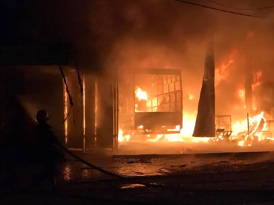 Cháy lớn xưởng làm lốp, nhiều tài sản cùng ô tô bị thiêu rụi ảnh 6