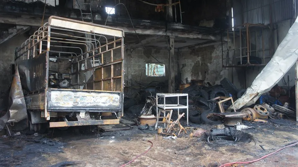 Cháy lớn xưởng làm lốp, nhiều tài sản cùng ô tô bị thiêu rụi ảnh 2