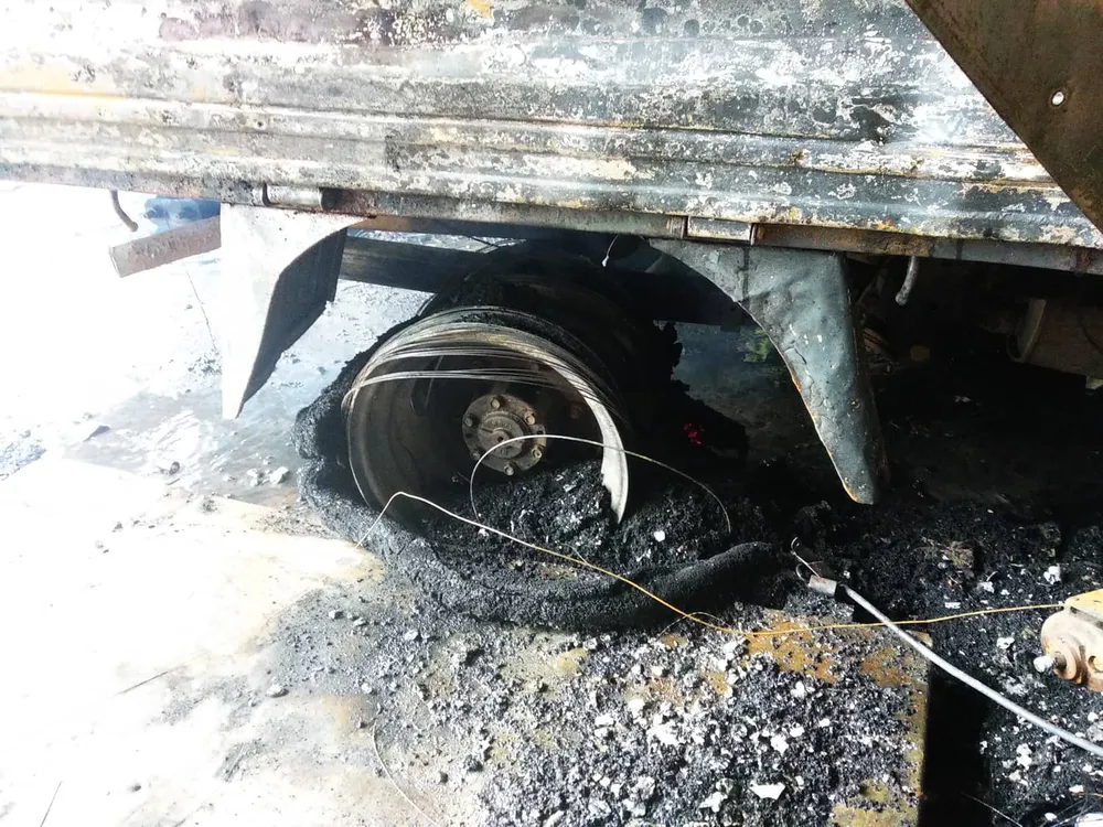 Cháy lớn xưởng làm lốp, nhiều tài sản cùng ô tô bị thiêu rụi ảnh 8