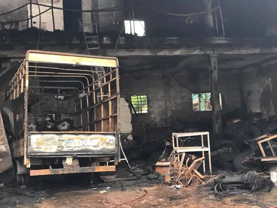 Cháy lớn xưởng làm lốp, nhiều tài sản cùng ô tô bị thiêu rụi ảnh 7