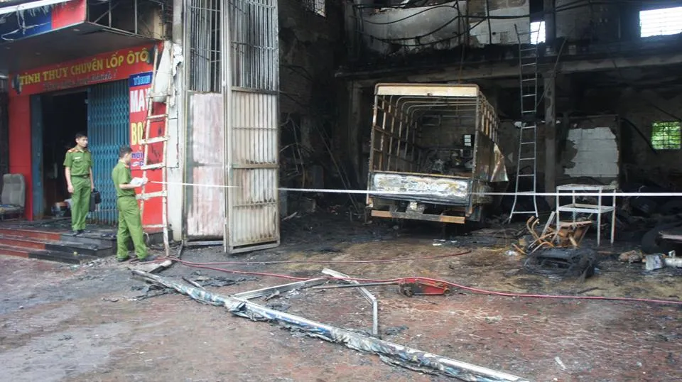 Cháy lớn xưởng làm lốp, nhiều tài sản cùng ô tô bị thiêu rụi ảnh 4
