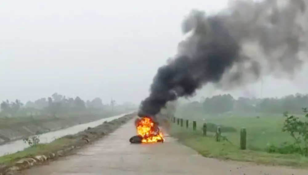 Đang lưu thông trên đường, xe đạp điện bất ngờ bốc cháy dữ dội  ảnh 1