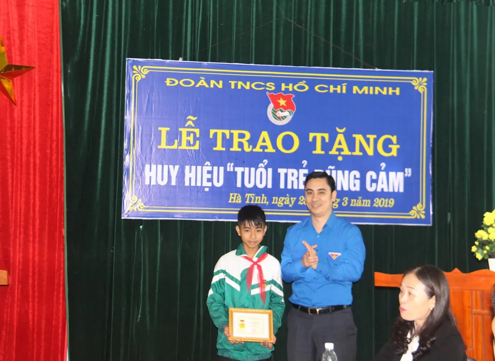 Bộ trưởng Bộ GD-ĐT tặng bằng khen cho học sinh dũng cảm cứu sống 2 em nhỏ bị đuối nước ảnh 1