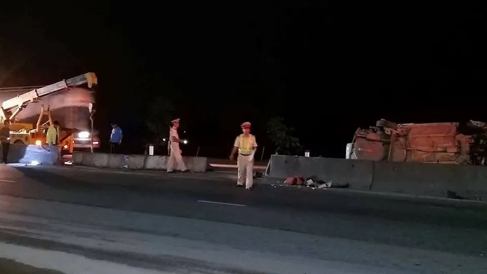 Xe ô tô đầu kéo va chạm với xe ô tô con, nhiều người bị thương ảnh 2