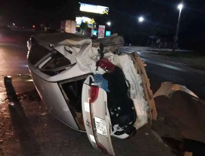 Xe ô tô đầu kéo va chạm với xe ô tô con, nhiều người bị thương ảnh 1