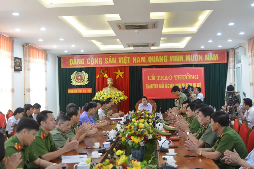 Hà Tĩnh trao thưởng các lực lượng đấu tranh triệt phá vụ ma túy “khủng” ảnh 2