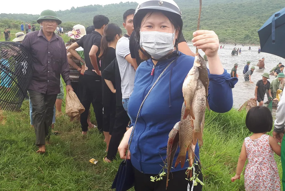 Hàng ngàn người dân nô nức tham gia lễ hội đánh cá “độc nhất” ở Hà Tĩnh ảnh 8
