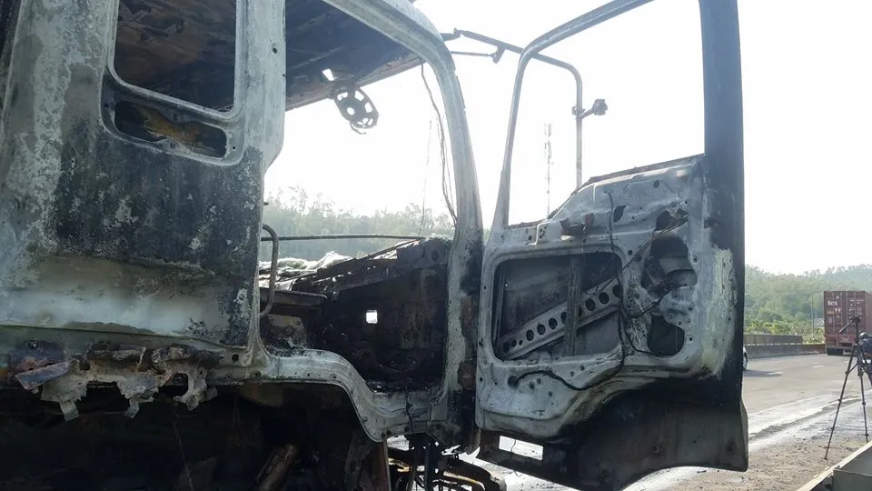 Cabin xe ô tô chở hàng tấn hoa quả bốc cháy ngùn ngụt ở Hà Tĩnh ảnh 4