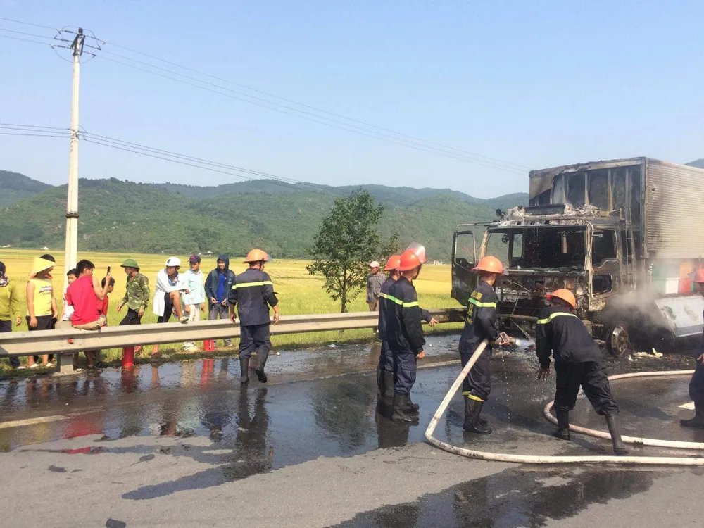 Cabin xe ô tô chở hàng tấn hoa quả bốc cháy ngùn ngụt ở Hà Tĩnh ảnh 2
