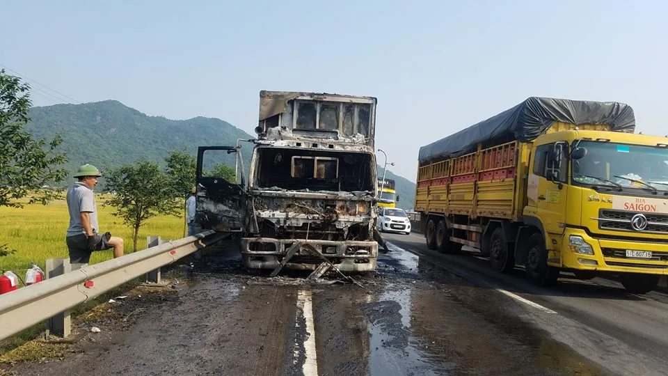 Cabin xe ô tô chở hàng tấn hoa quả bốc cháy ngùn ngụt ở Hà Tĩnh ảnh 6