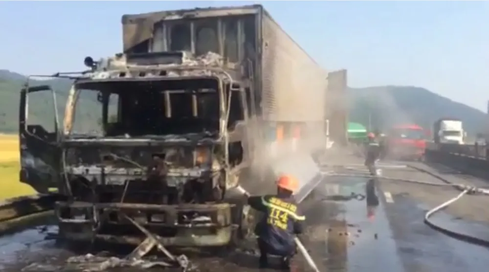 Cabin xe ô tô chở hàng tấn hoa quả bốc cháy ngùn ngụt ở Hà Tĩnh ảnh 3