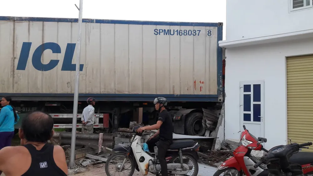 Xe container đâm vào nhà dân bên đường