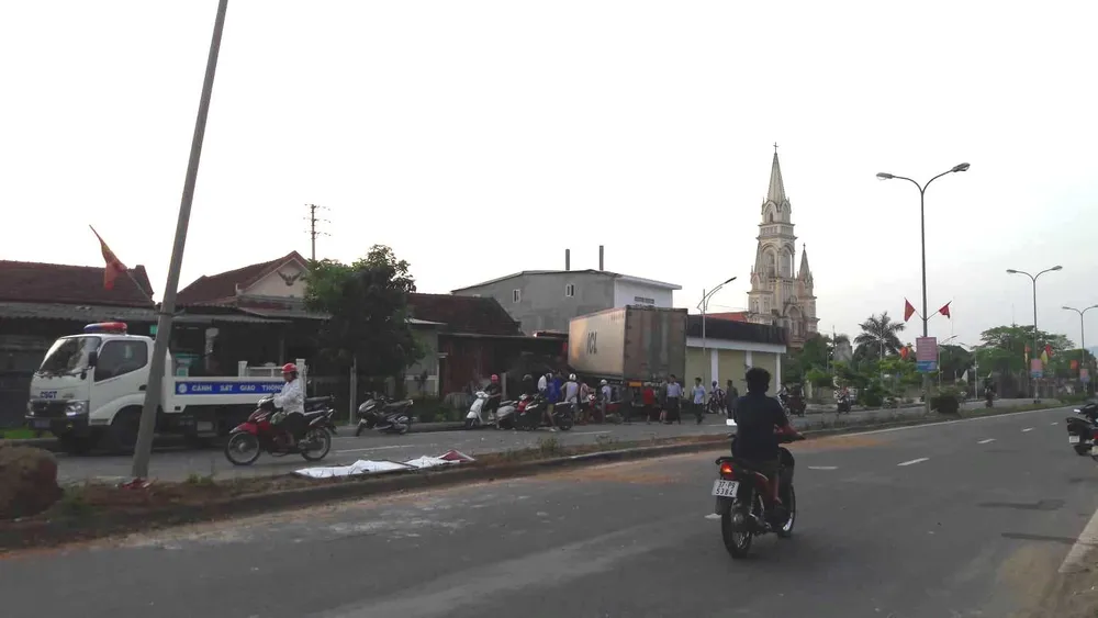 Xe container mất lái đâm vào nhà dân bên đường ảnh 1