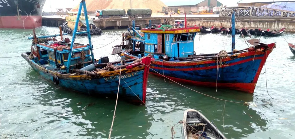 Đã trục vớt thành công 2 tàu bị chìm ở cảng biển Vũng Áng ảnh 2