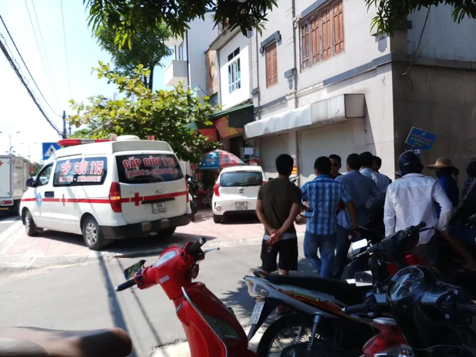 Nghi án chồng dùng dao cứa cổ vợ rồi tự sát ảnh 6