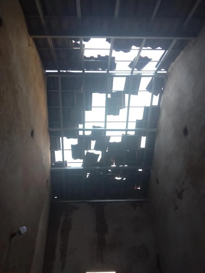 Hà Tĩnh: Bất ngờ xuất hiện mưa kèm lốc xoáy khiến nhiều nhà dân bị tốc mái ảnh 1