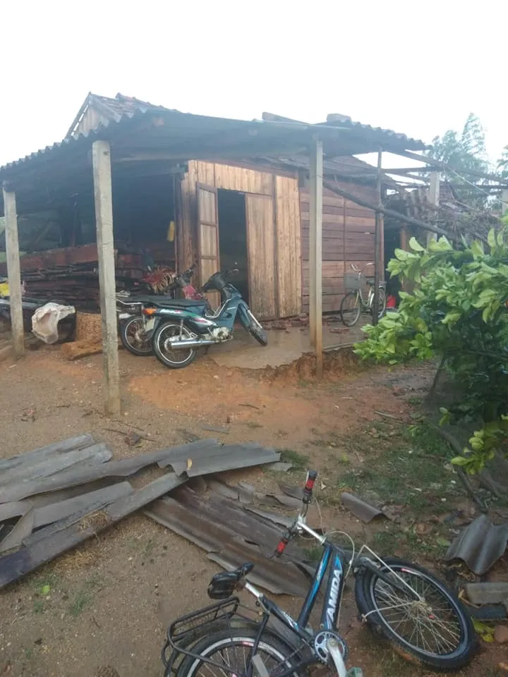 Hà Tĩnh: Bất ngờ xuất hiện mưa kèm lốc xoáy khiến nhiều nhà dân bị tốc mái ảnh 4