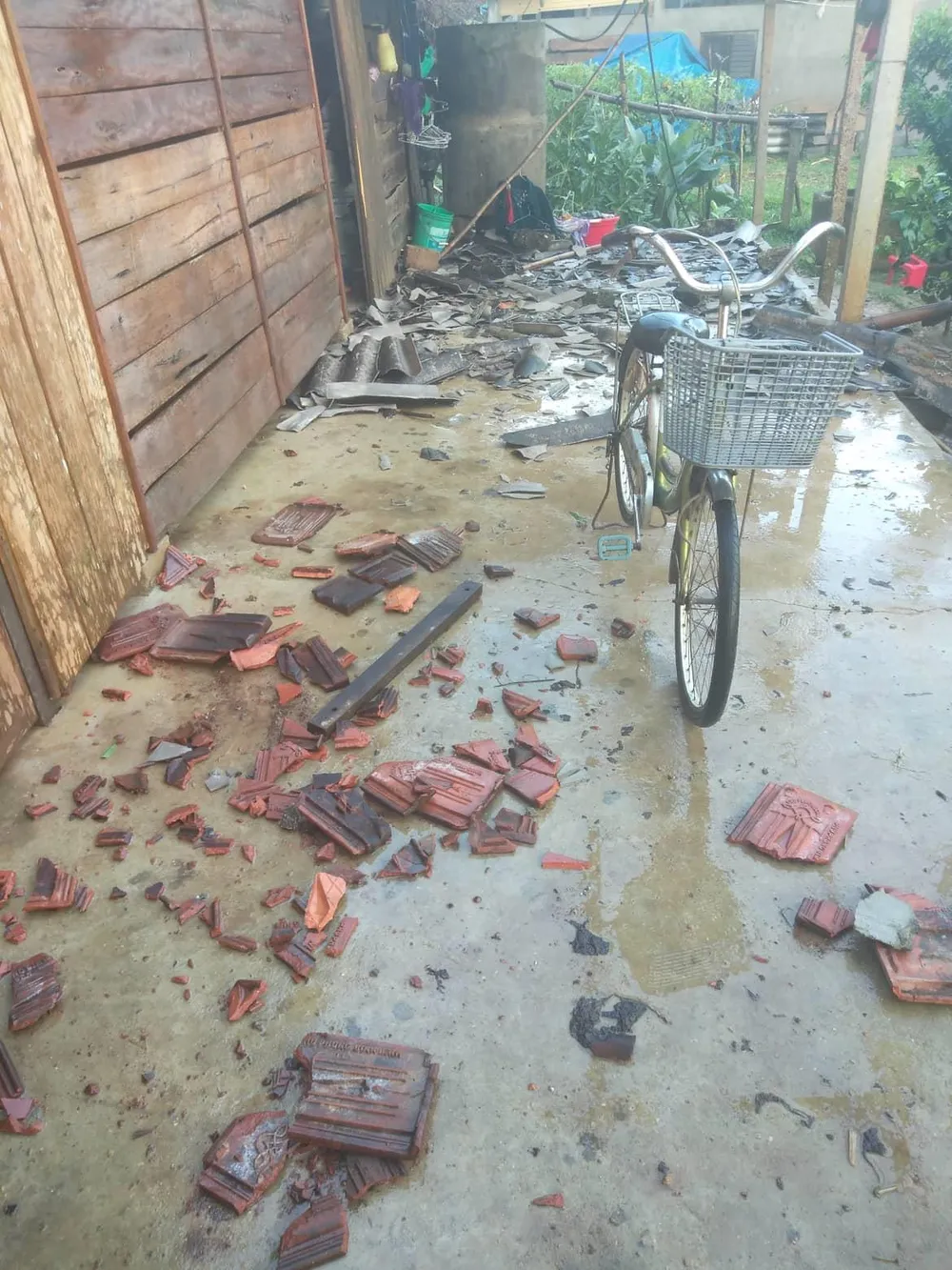 Hà Tĩnh: Bất ngờ xuất hiện mưa kèm lốc xoáy khiến nhiều nhà dân bị tốc mái ảnh 9