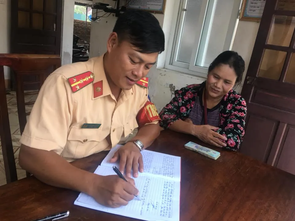 Khen thưởng người phụ nữ làm nghề thu nhặt ve chai nhặt được của rơi trả người mất ảnh 2