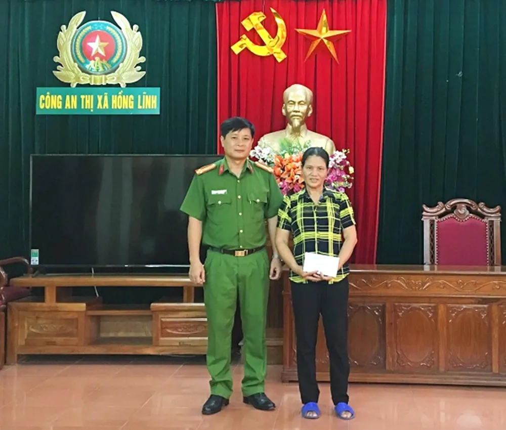 Khen thưởng người phụ nữ làm nghề thu nhặt ve chai nhặt được của rơi trả người mất ảnh 1