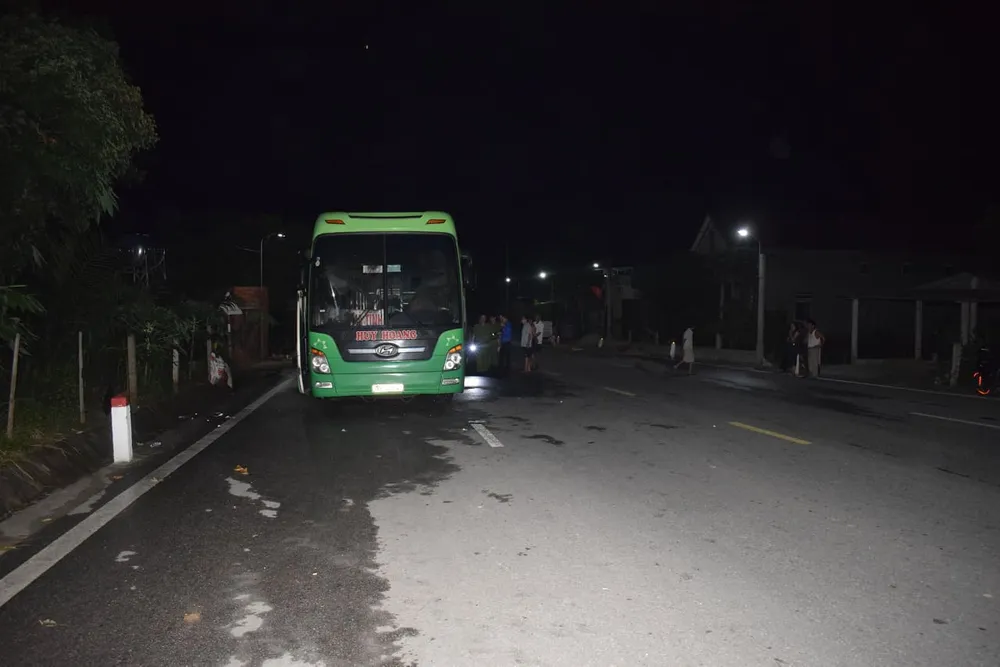 Xe ô tô khách bốc cháy trên Quốc lộ 8A ảnh 1